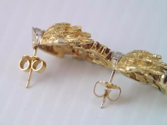 STUNNING 18K & 14K GOLD DIAMOND &LAB CREATED RUBY STRAWBERRY EARRINGS IN BOX - Image 4 of 4