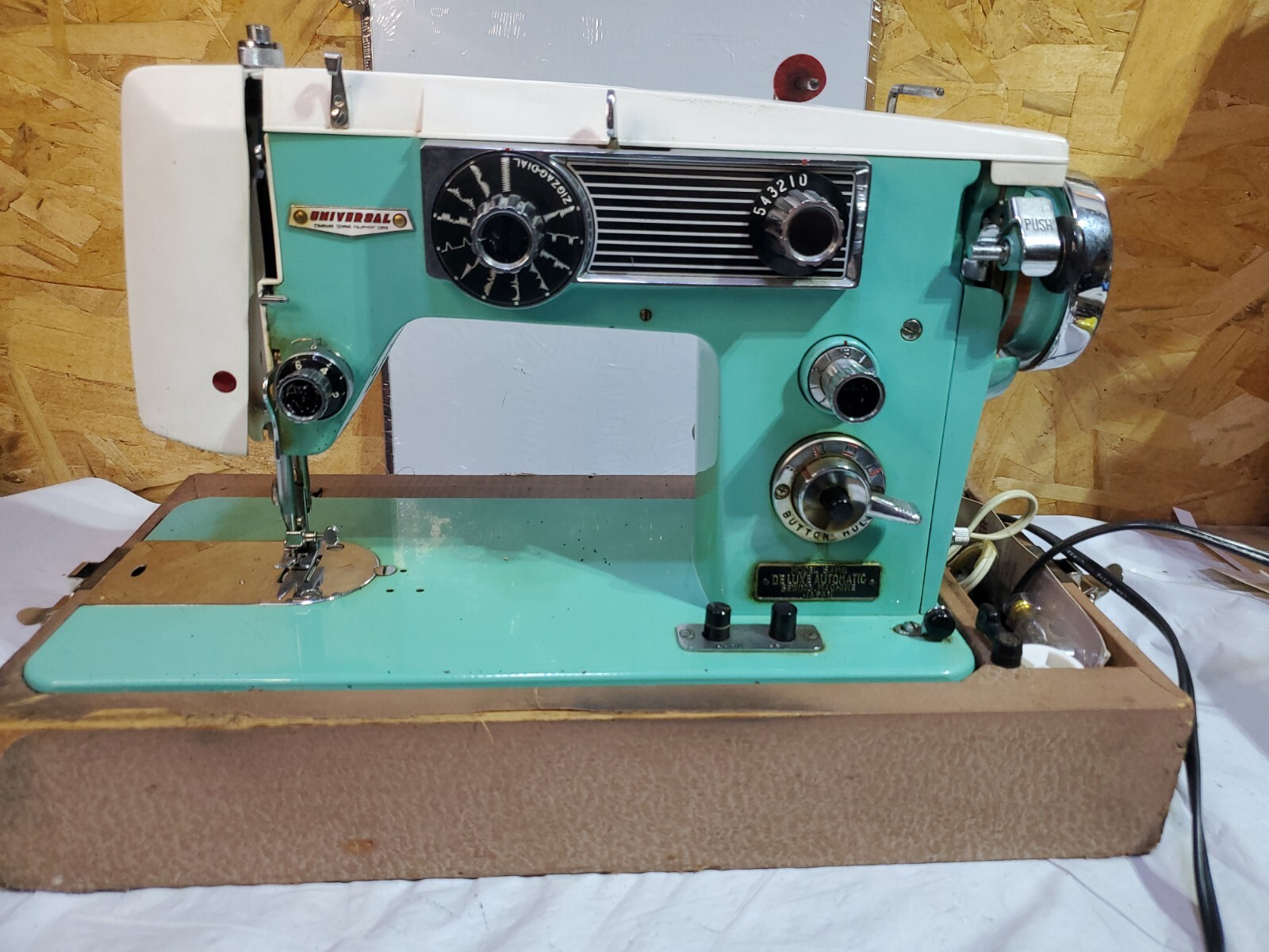 Vintage Universal Elgin JA38 Deluxe Auto Sewing Machine Working, Case