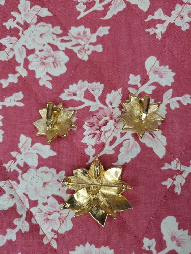 CHRISTMAS POINSETTIA PIN Necklace Enhancer Vintage Brooch & Clip on Earrings - Picture 2 of 5
