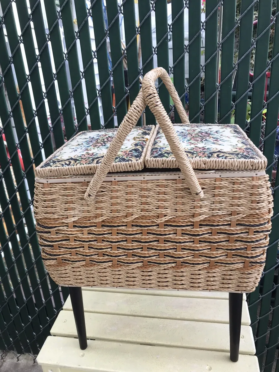 LARGE Vintage~ SINGER~ Woven Sewing Basket with Wood Legs, original ~  EXCELLENT