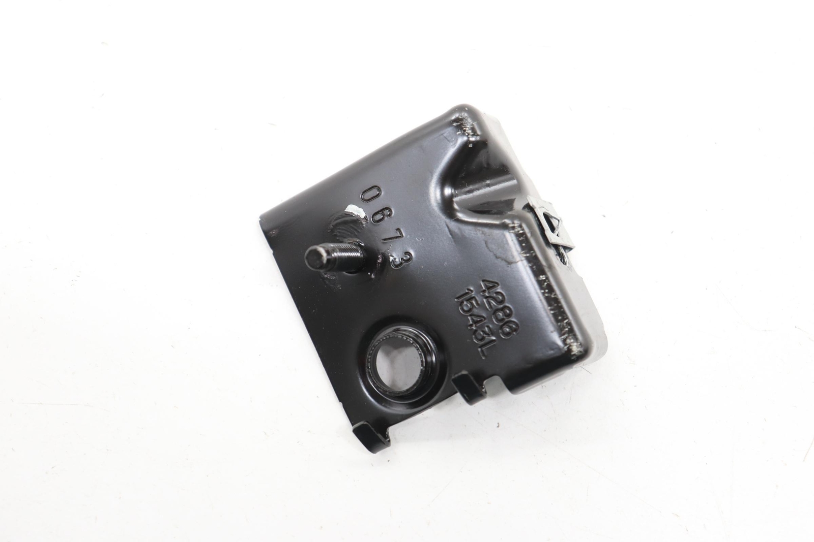 FRONT LEFT DRIVER SIDE BRACKET MOUNT SUPPORT OEM 42861543  