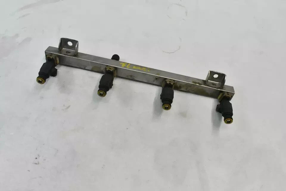 04-19 Maserati Quattroporte Left Side Fuel Injection Rail Line w/ Injectors OEM