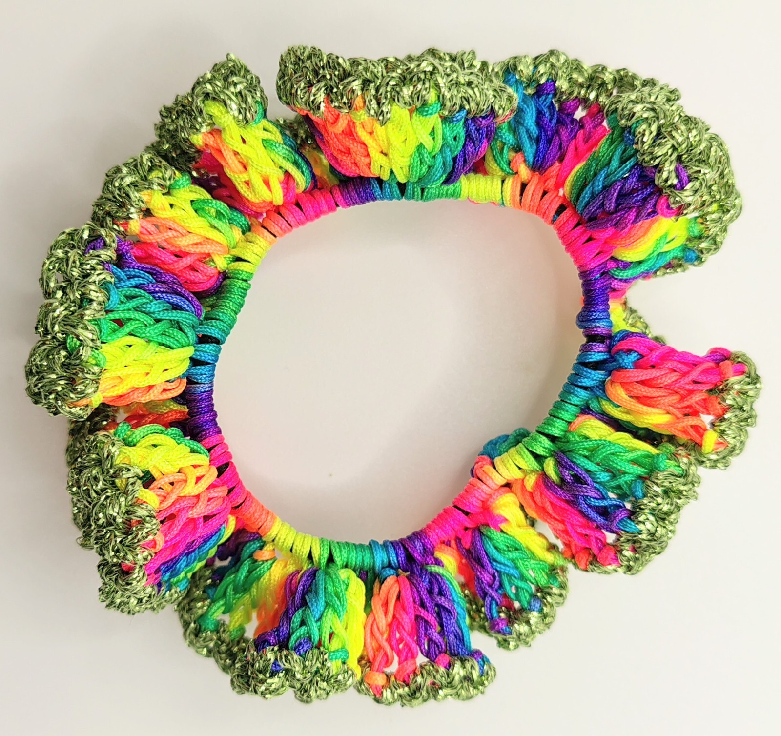 Scrunchie Arcobaleno Lurex Verde: Un Sogno Boho Chic al Tuo Polso