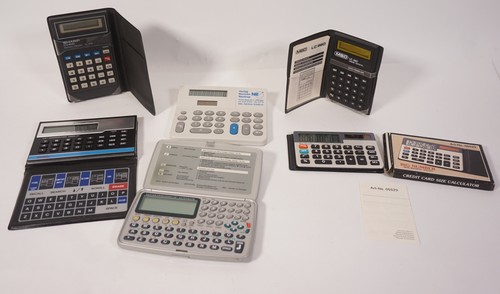 6-tlg. Konvolut ältere Taschenrechner Datenbanken etc. Sharp Schneider usw.