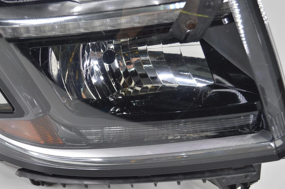 Chevrolet Suburban Tahoe 2015-2020 faros HID pasajero derecho montaje roto Foto 4 de 4