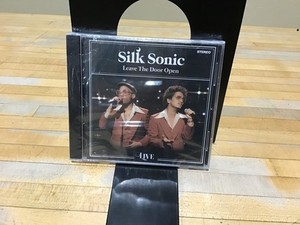 Silk Sonic “Leave The Door Open” 7inch Silk Sonic - Leave The Door Open UO Exclusive 7-Inch Single