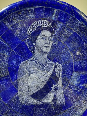 Edler Lapis Lazuli Teller mit Gravur von Queen Elizabeth ll, 880g, Durchmesser