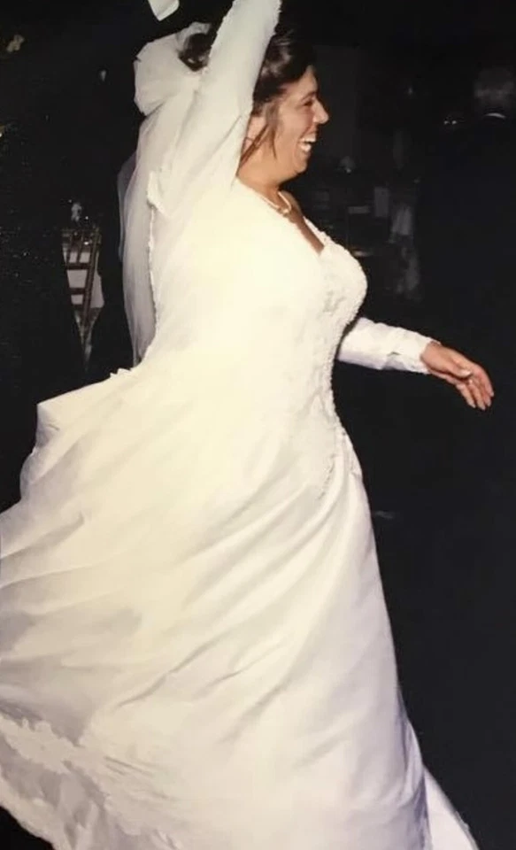 Beautiful Timeless ivory Silk Bridal  gown wedding gown - Image 3 of 4