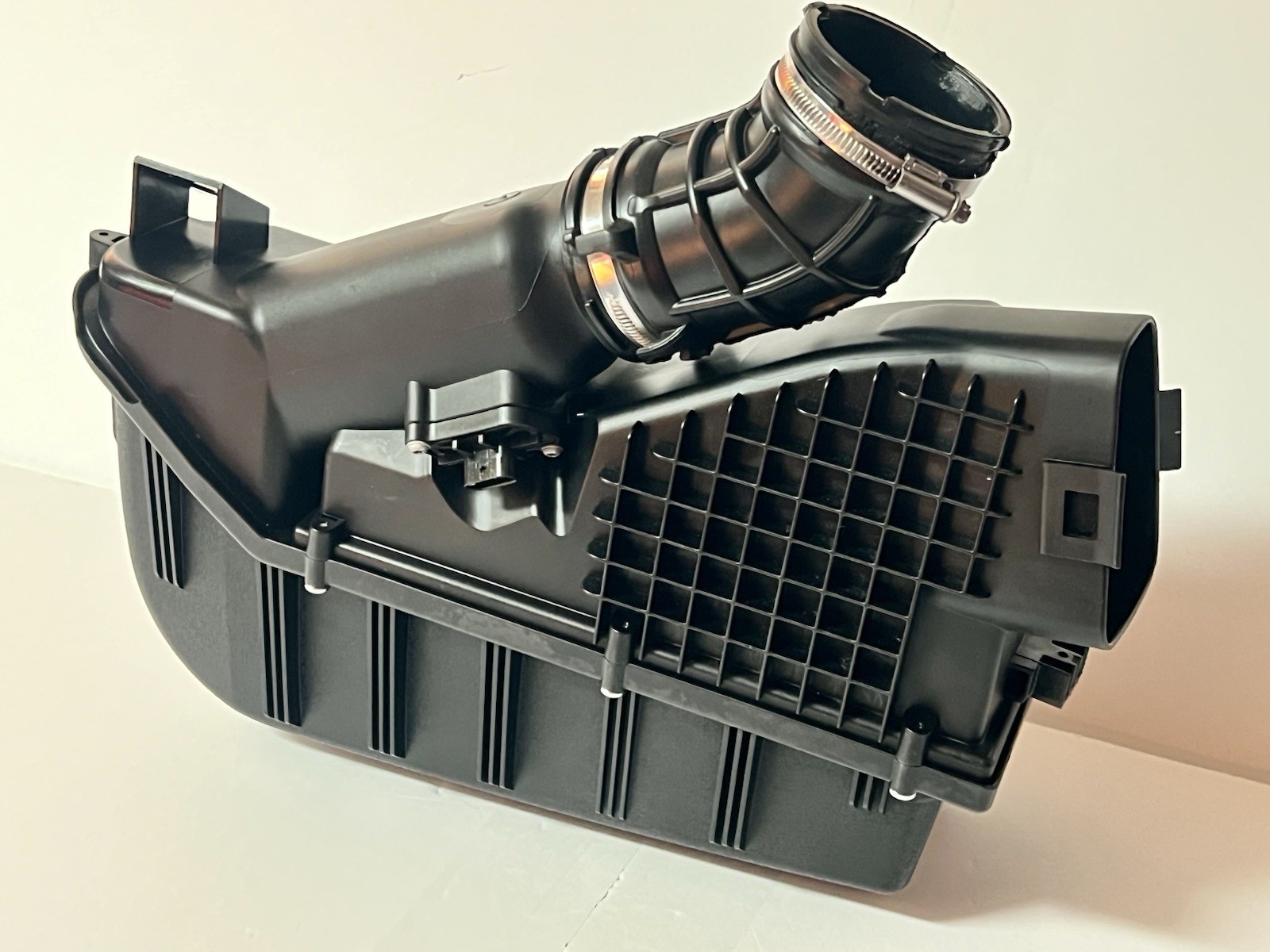 ROLLS ROYCE GHOST/WRAITH/DAWN ( BETWEEN 09-26)LEFT AIR INTAKE CLEANER FILTER BOX