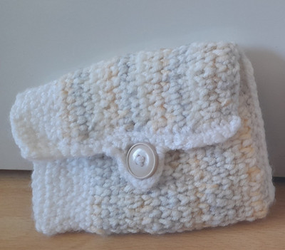 Damen Clutch Handtasche gestrickt aus Wolle rechteckig Weiß Knopf handgefertigt
