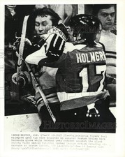 1981 Press Photo Flyers' Paul Holmgren checks Bruins Dick Redmonds' in Boston.