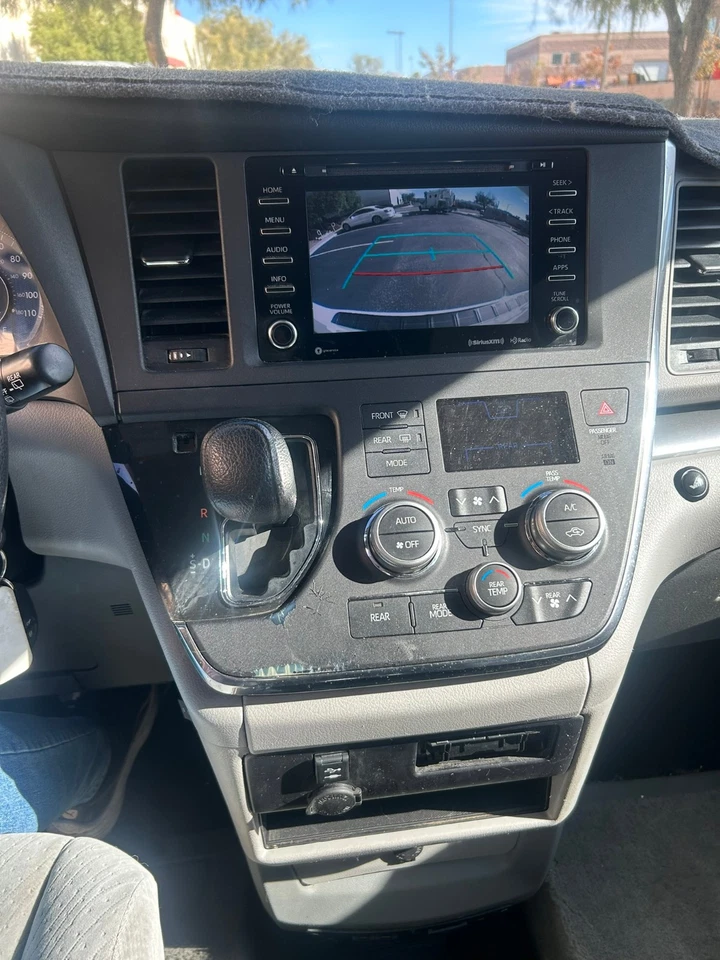 2018 Toyota Sienna LE VMI ГАНДИКАП ФУРГОН - Изображение 2 из 4