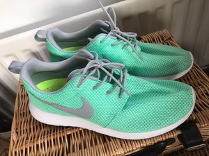 mint green nike trainers