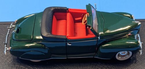 Signature 1939 Lincoln Zephyr Convertible - 1:32 Scale - Green - Picture 18 of 22
