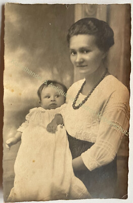 orig. Photo postcard Grubich Berlin around 1920 mother child