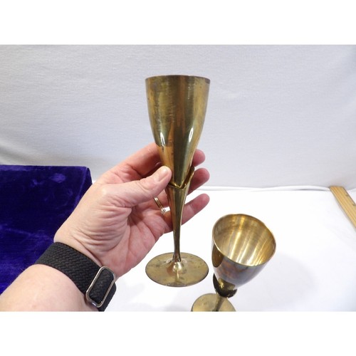 Vintage brass goblet flute set, original storage box, champagne or wine chalices - Picture 10 of 13