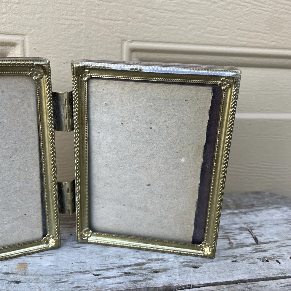 MARCO DE PIE CON BISAGRAS PLEGADO DOBLE FOTO METAL DORADO VINTAGE 2.5 "X 3.5" MCM Foto 3 de 4