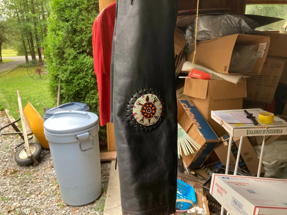 Chaqueta Occidental 3B West Tansmith Negra Gamuza Flecos Cuentas Bull Emblem Talla -SM. Foto 4 de 4