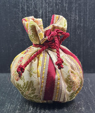 Sacchetto in seta di San Leucio e cotone, elegantemente rifinito con cordoncino