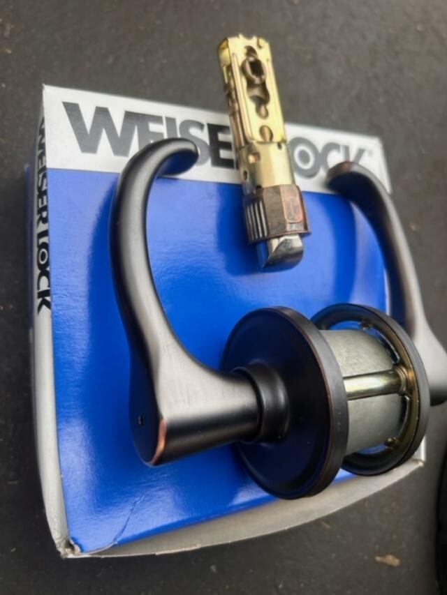 Weiser Lock Privacy Leverset – Polished Brass, Aspen Radius, For Bed & Bath