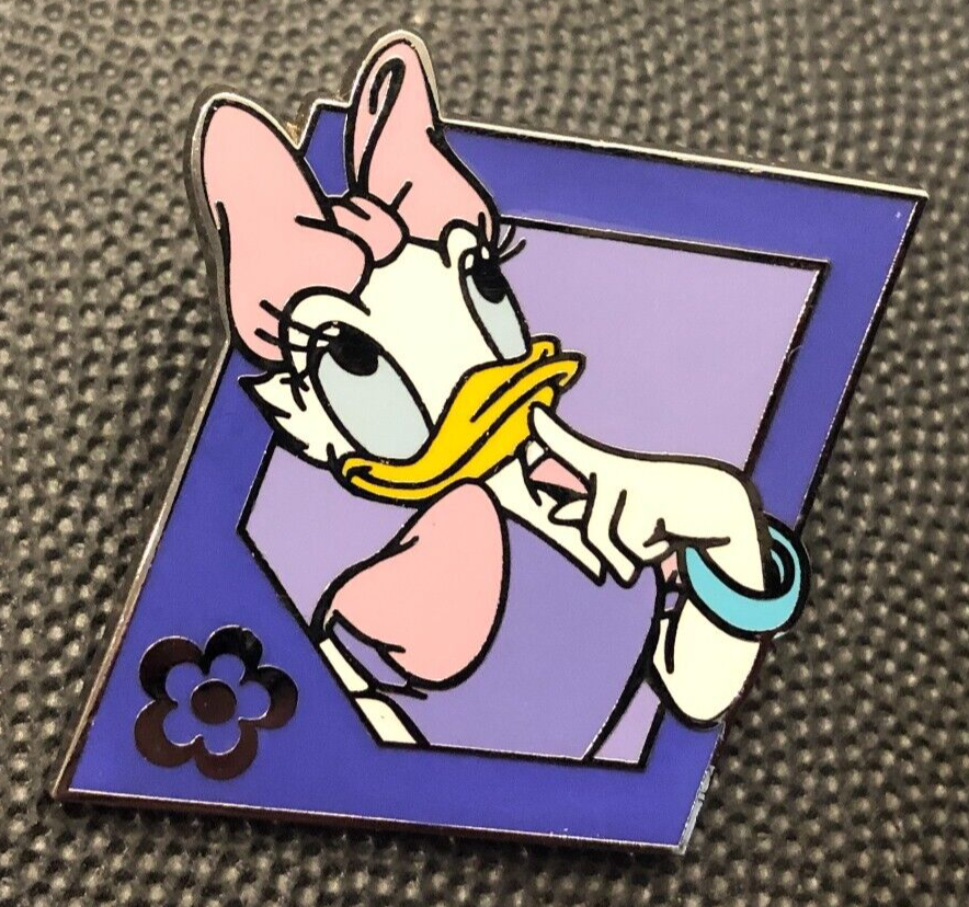 TRIPSHION SMALL DAISY PIN LOGO フーディー 9colors Disney pin 95553 Daisy Duck flower pink bow 2013 shape