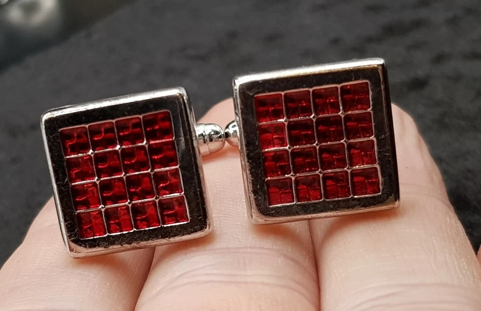 Par de gemelos cuadrados esmaltados enchapados en plata - futurista esmaltado en rojo neón Foto 2 de 4