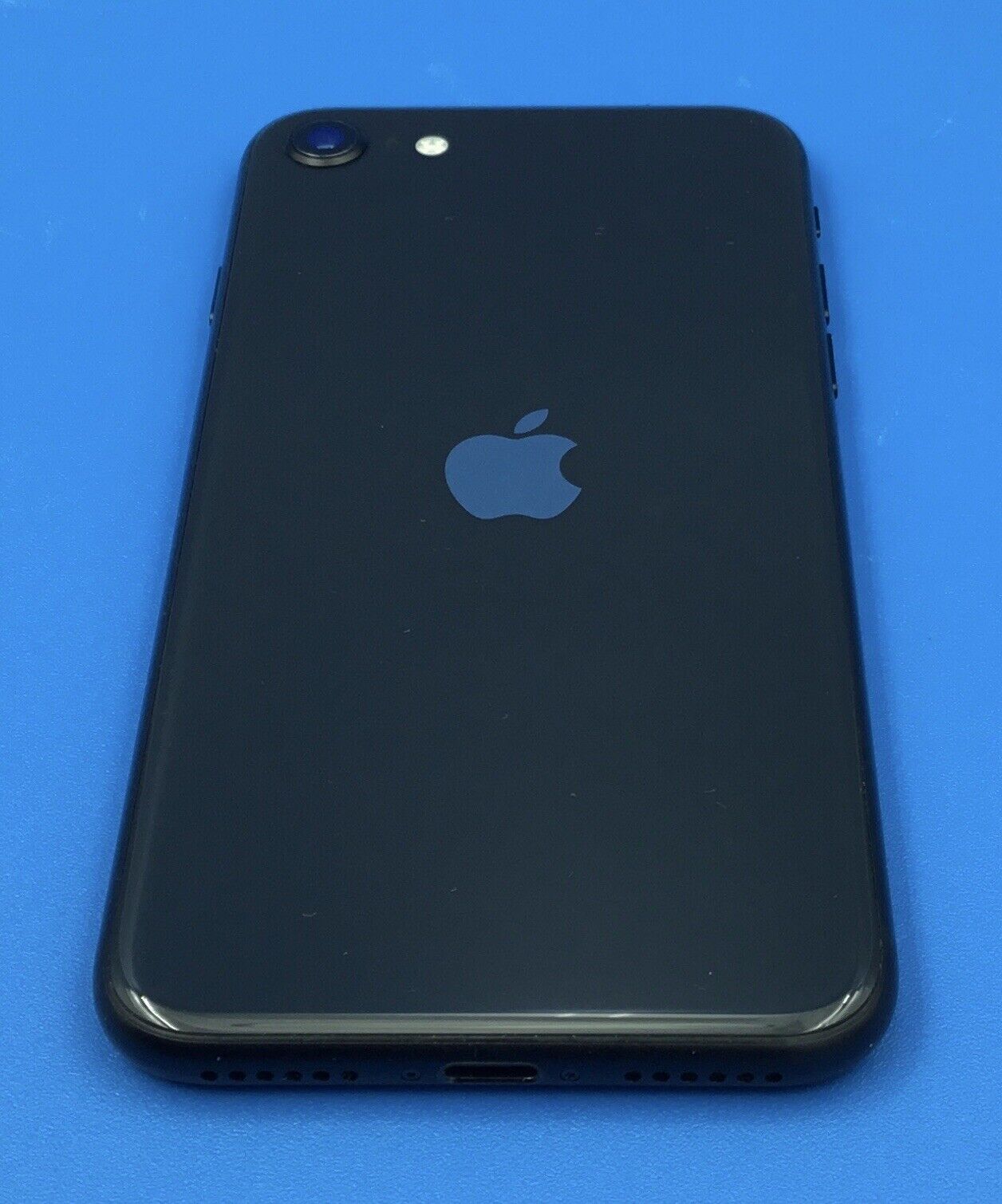 Apple iPhone SE 2nd Gen 64GB A2275 Unlocked iOS 17.2.1 Fair 