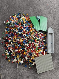 Lose Sammlung an Legosteinen