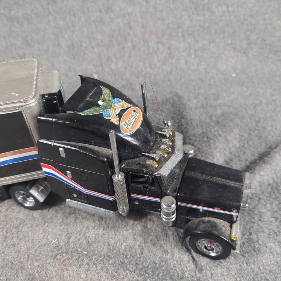 1/32 Franklin Mint Peterbilt Truck & Refrigerated Trailer Die-Cast Model 379 - Image 4 of 4