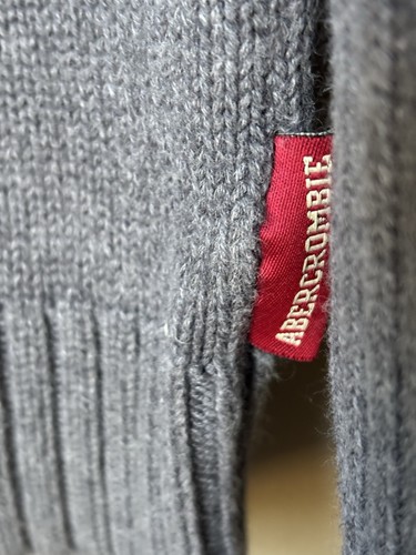 Camisa Suéter Abercrombie & Fitch Para Hombre Y2K Gris Ajuste Muscular Tejido Acanalado Cuello en V - Imagen 5 de 8