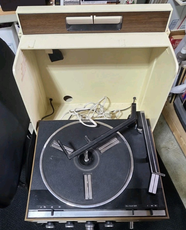 Vintage 1974 RCA Vibra Phonograph ARM Broken. But Plays Music