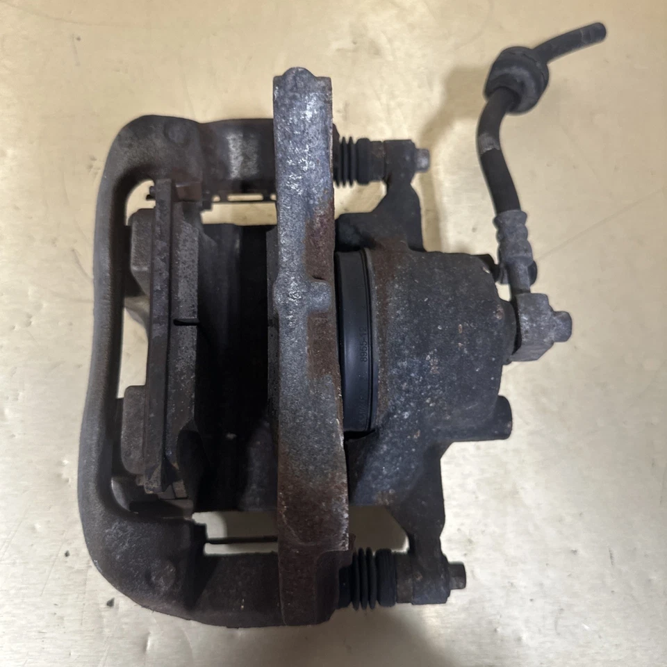 Pinza de freno delantera izquierda Chevrolet Volt 2011-2015 OEM Foto 3 de 4