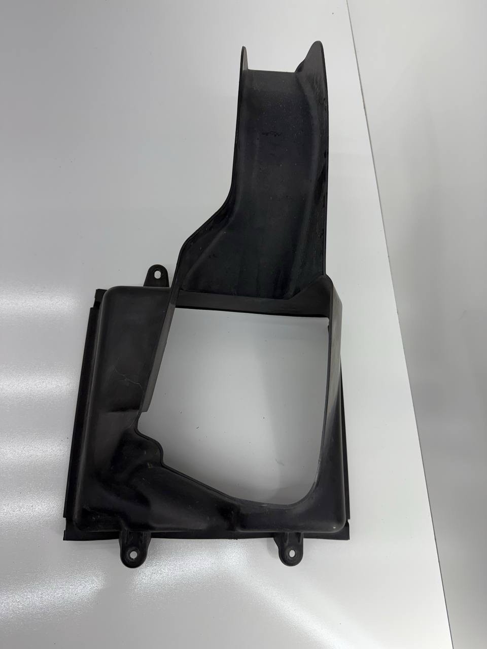 2014-2019 MASERATI GHIBLI FRONT RIGHT PASS SIDE INTERCOOLER AIR DUCT GUIDE 