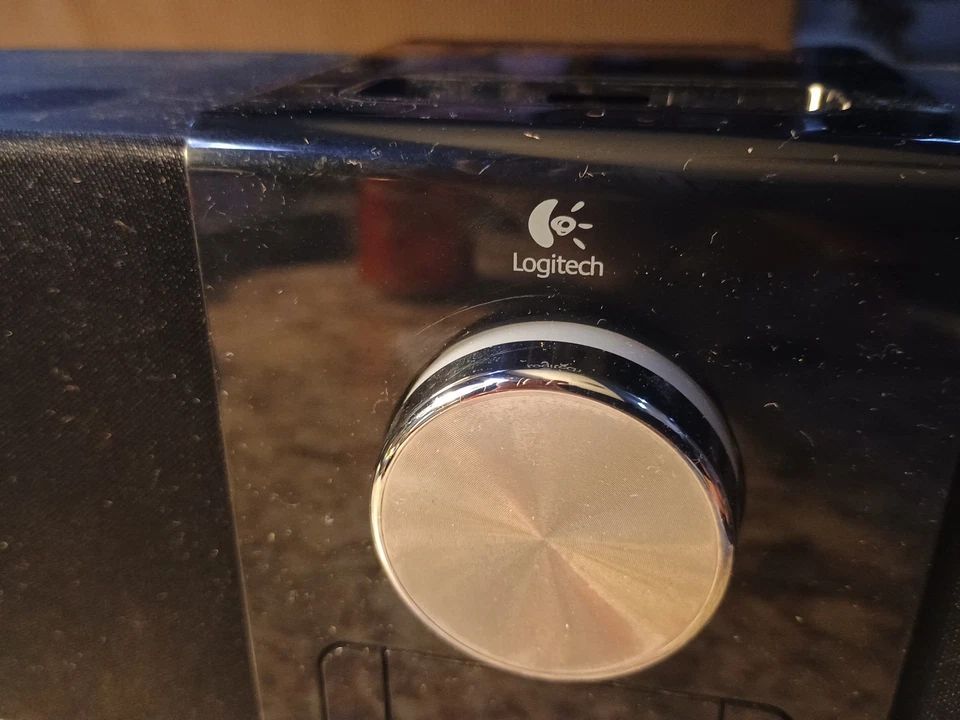 Base de altavoz omnidireccional Logitech Pure-Fi Express Plus para iPod/iPhone 14x4 Foto 2 de 4