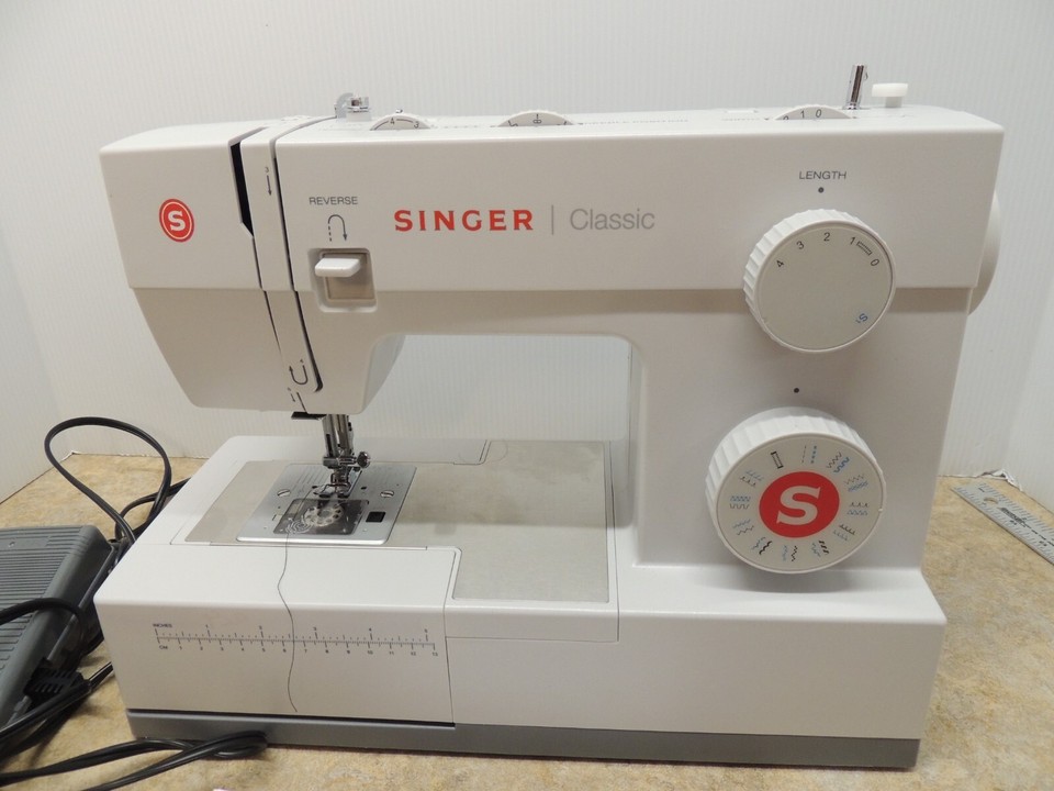Singer Classic 44S Heavy Duty Mechanical Sewing Machine, pedal, manual