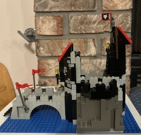 LEGO Castle: 6075 Wolfpack Tower Complete with minifigures & Instructions