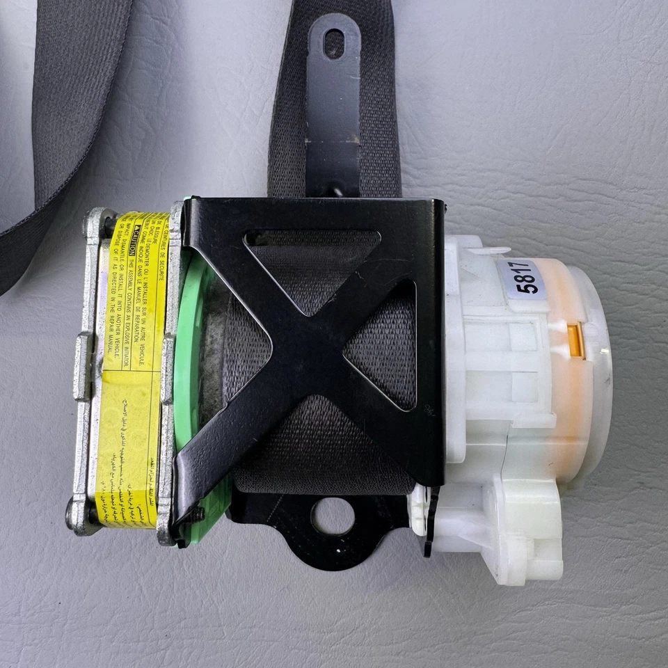 Черный оригинальный левый натяжитель ремня безопасности водителя для Toyota FJ Cruiser 2007-2010 годов выпуска - Изображение 2 из 4