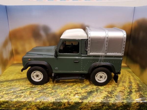 BRI42732A1 - LAND ROVER Defender 90 vert - Britains - 1/32