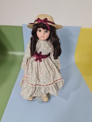 Victoria Impex Puppe, lockiges Haar, rotes Band Metallständer gut gemacht 17 cm groß