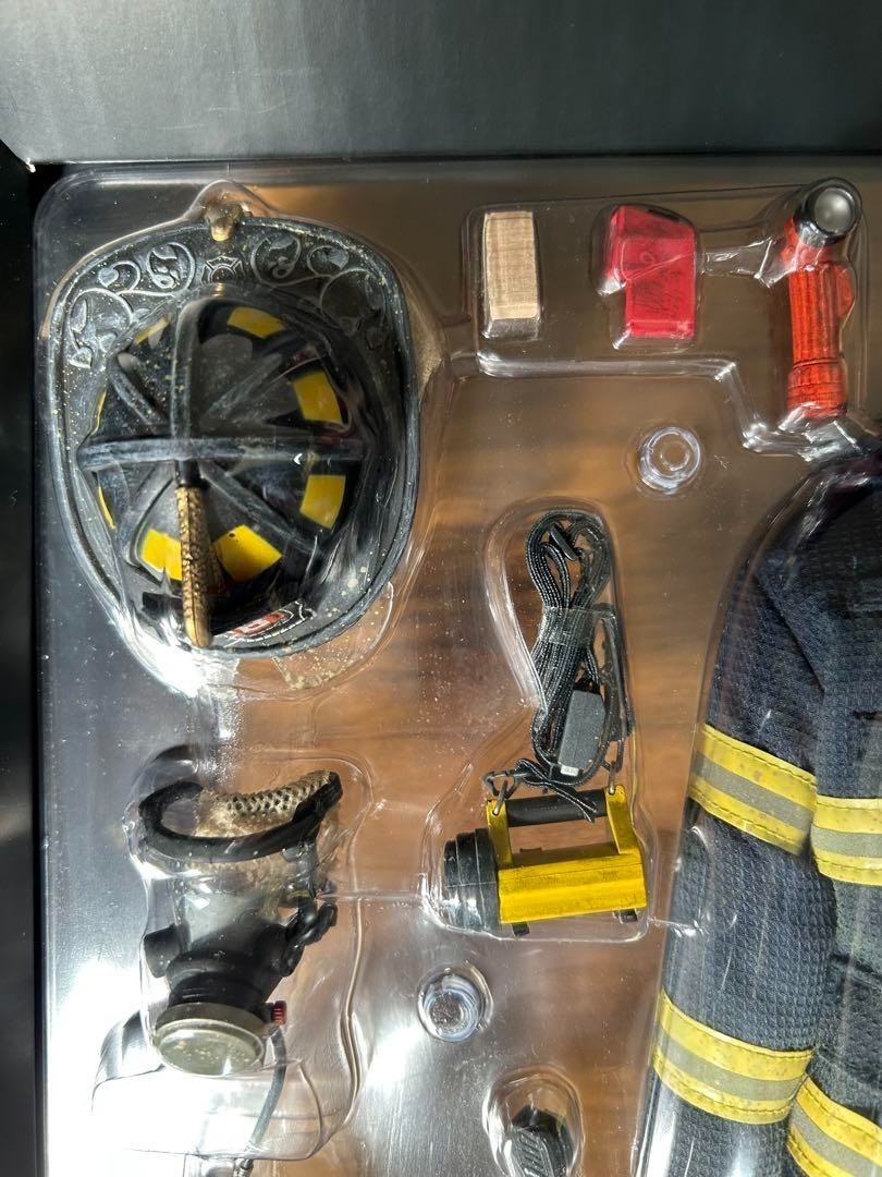 Hot Toys FIREFIGHTER BATT(BATALION) 1/6 Action Figure Unused | eBay