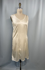 VELROSE NEW NWOT Full slip SIZE 34 MEDIUM Ivory nylon modest classic 3410