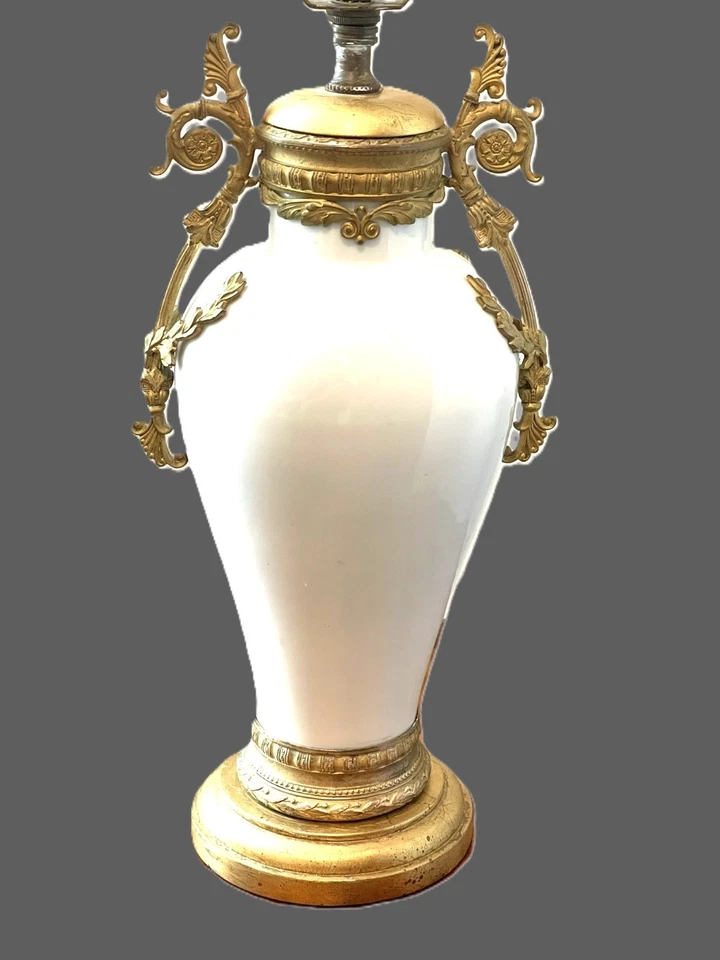 Antigua lámpara de mesa francesa estilo Luis XV de porcelana esmaltada blanca con soportes de bronce Foto 2 de 4