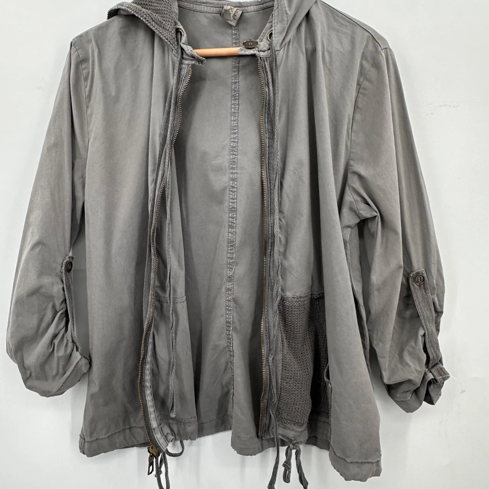 Chaqueta cortavientos utilitaria XCVI cremallera completa para mujer talla grande gris pizarra capucha Foto 2 de 4