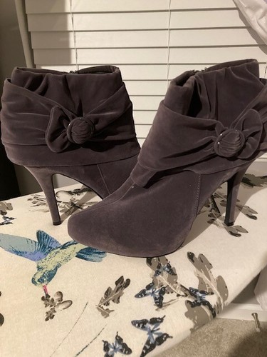 CHARLOTTE RUSSE GRAY FAUX Suede Heels Booties Bow SIZE UNKNOWN APPROX 8.5-9