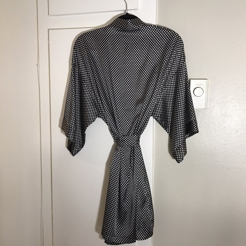 Victoria Secret Women’s Black and White Kimono Style Robe - Picture 2 of 11