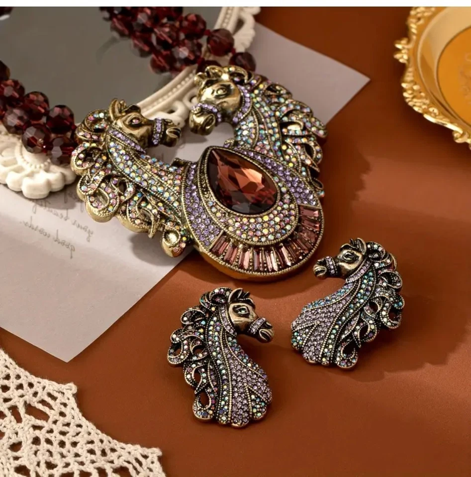 Exquisito Collar y Pendientes Doble Caballo, Cuentas y Piedras de Vidrio, Estrás Foto 3 de 4