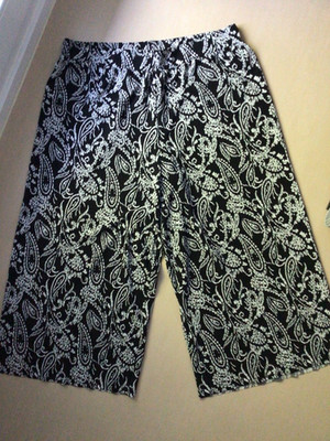 s. Oliver Red Label Damen Stoffhose in gekürzter Passform Gr. 44, Polyester s/w