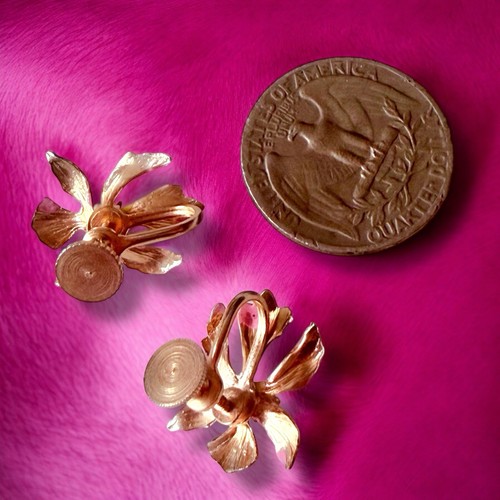 Orchid Earrings Screw Back Pastel Enamel Pink Yellow Flower Vintage Mid Century - Picture 9 of 9