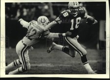 1991 Press Photo Packers football QB Mike Tomczak eludes Dave McCloughan