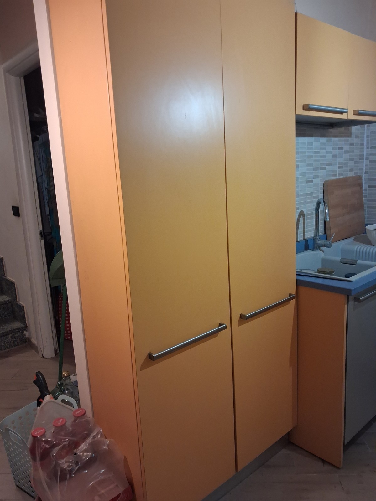 Cucina componibile moderna arancione/grigia con top blu, lavello e piano gas